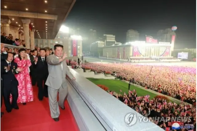 朝鮮中央通信は９日午前０時、金日成広場で閲兵式が開催されたと報じた。閲兵式に出席した金正恩氏＝（朝鮮中央通信＝聯合ニュース）≪転載・転用禁止≫