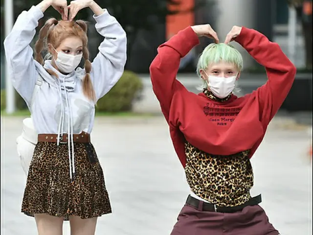 【フォト】ヒョナ＆DAWN、局入り前にゆかいなポーズであいさつ（画像提供:wowkorea）