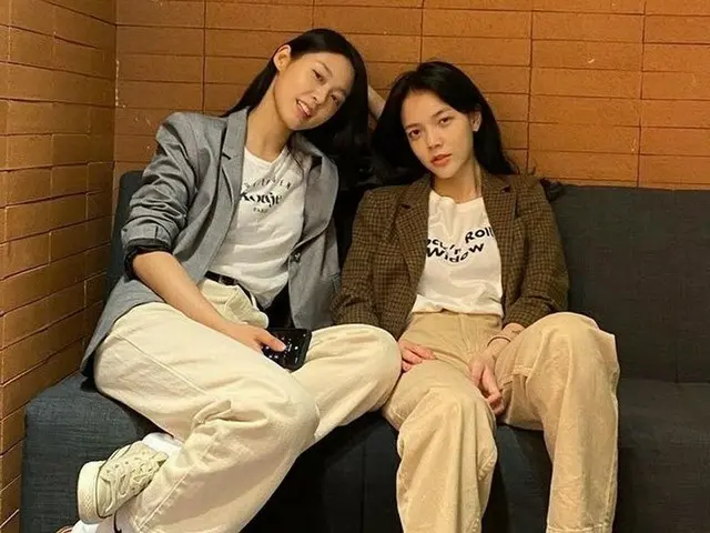 「AOA」脱退のジミン、ソリョンと”似たテイスト”のコーデで展覧会へ「写真公開」（画像提供:wowkorea）