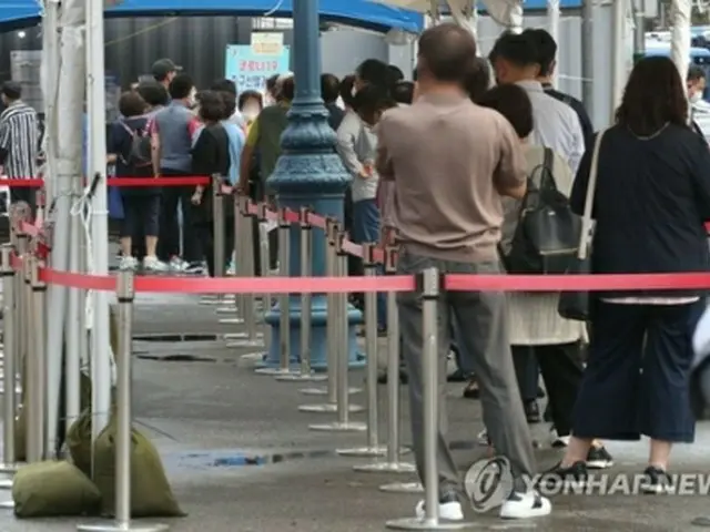 ソウル駅前の臨時検査所で検査の順番を持つ市民＝８日、ソウル（聯合ニュース）