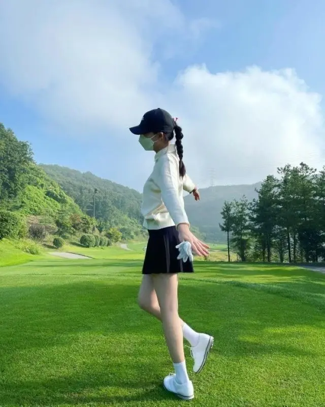 知英（KARA出身）、ゴルフ場での近況公開…ミニスカートで脚線美が光る少女のような愛らしさを発散（画像提供:wowkorea）