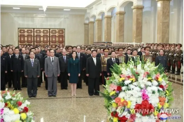 錦繍山太陽宮殿を参拝する金正恩氏ら＝（朝鮮中央通信＝聯合ニュース）