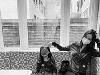 俳優クォン・サンウ＆ソン・テヨン夫妻の長女、米NYで「成長中」