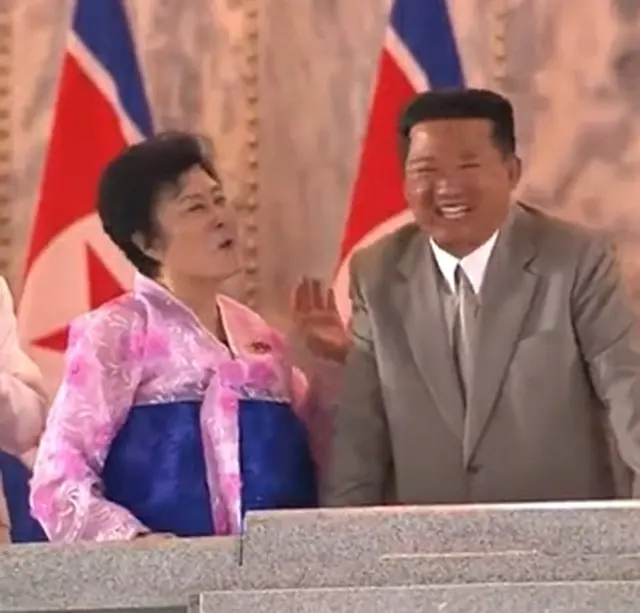 軍事パレード中に金正恩氏と親しげに話す“ピンクレディー”に再注目＝韓国（画像提供:wowkorea）