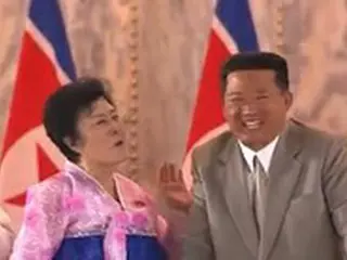 軍事パレード中に金正恩氏と親しげに話す“ピンクレディー”に再注目＝韓国