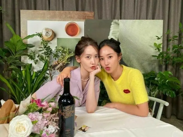 “再集結で話題”「少女時代」のユリ＆ユナ、2人の女神が仲睦まじくツーショット…イ・スマン氏がプレゼントしたワインも公開（画像提供:wowkorea）