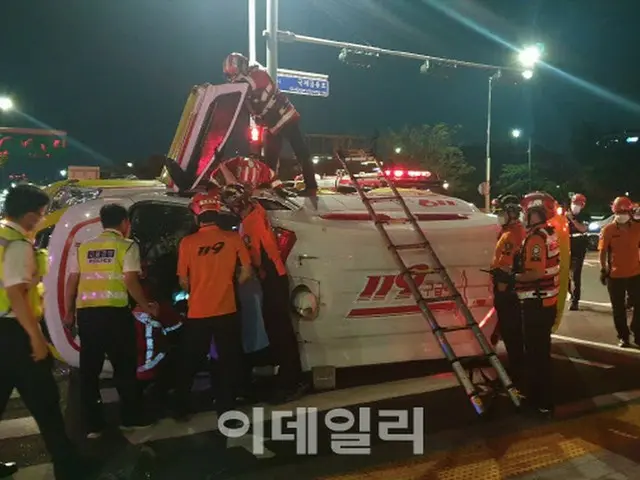 患者を移送していた救急車が乗用車と衝突・転覆…3人が軽傷＝韓国（画像提供:wowkorea）