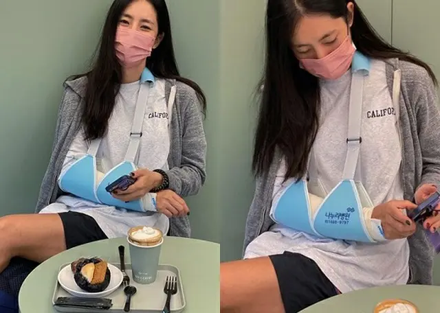 片腕にギプスをしている女優ハン・チェア。（画像提供:wowkorea）