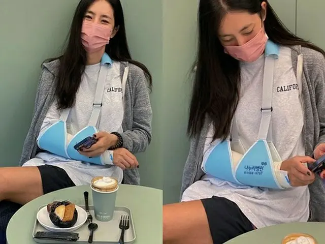 片腕にギプスをしている女優ハン・チェア。(画像提供:wowkorea)