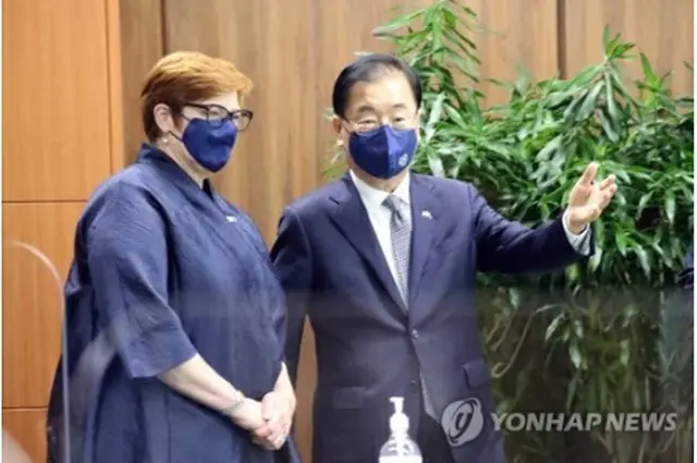 ペイン氏を案内する鄭義溶氏（右）＝１３日、ソウル（聯合ニュース）