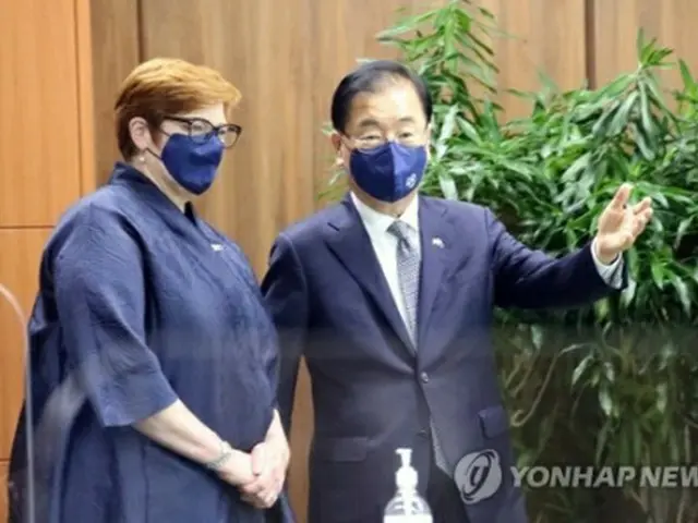 ペイン氏を案内する鄭義溶氏（右）＝１３日、ソウル（聯合ニュース）