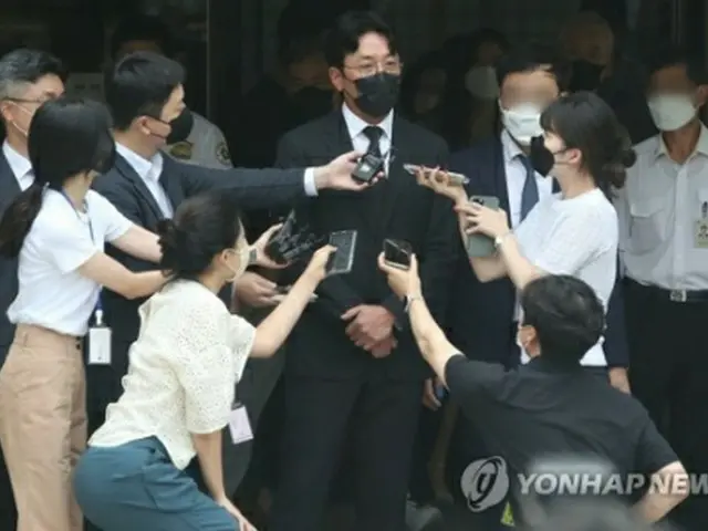 初公判が開かれた先月１０日、ソウル中央地裁で報道陣の質問に答えるハ被告＝（聯合ニュース）