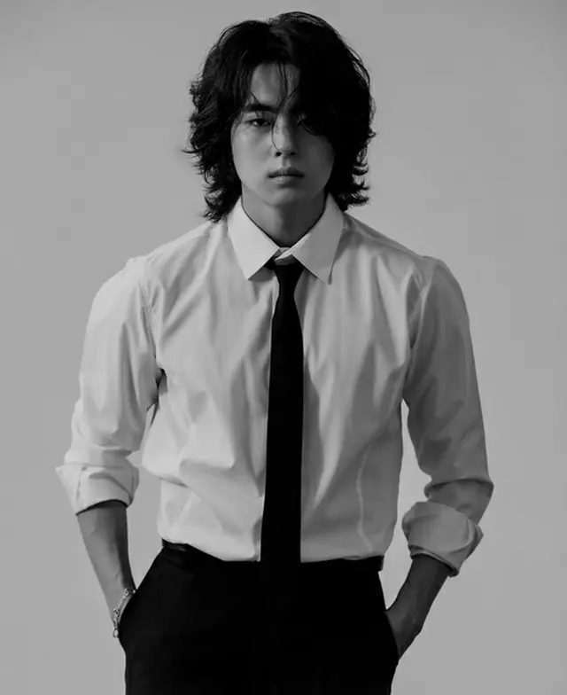 俳優チョ・ビョンギュ、長髪ヘアでがらっと変わった雰囲気（画像提供:wowkorea）