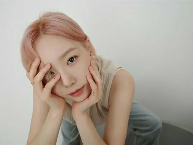 テヨン（少女時代）、ピンクヘアで可憐な雰囲気…手にタトゥーがいくつ？（画像提供:wowkorea）