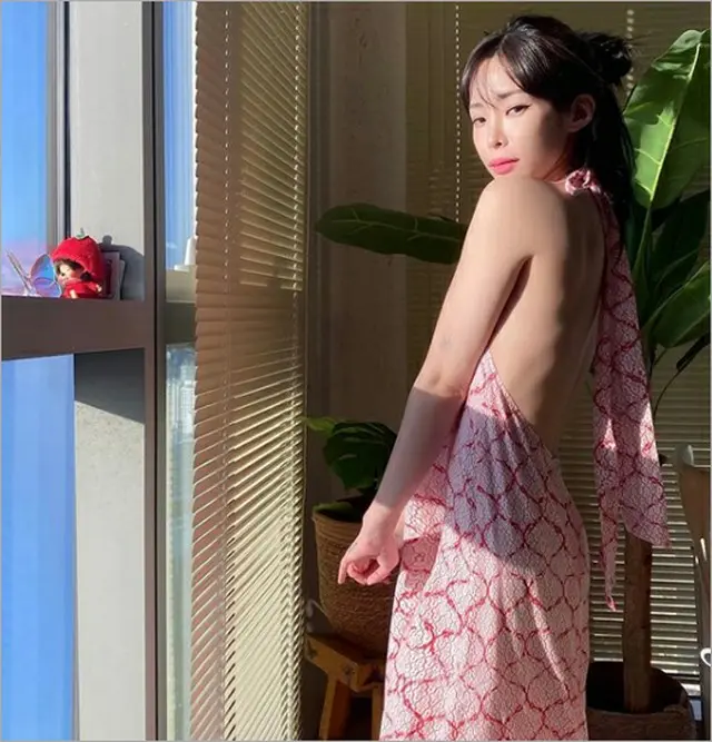 歌手Heize、背中が開いたワンピースを着て美しい後ろ姿を披露（画像提供:wowkorea）