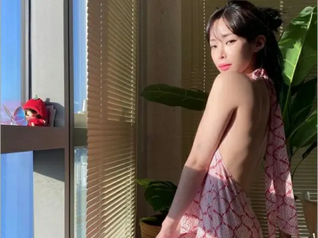 歌手Heize、背中が開いたワンピースを着て美しい後ろ姿を披露（画像提供:wowkorea）