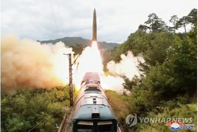北朝鮮が15日に鉄道機動ミサイル連隊の検閲射撃訓練を実施した。朝鮮中央通信が16日に報じた。ロシア製短距離弾道ミサイル「イスカンデル」の北朝鮮版と推定される弾道ミサイルが列車から発射されている。北朝鮮はこのミサイルが朝鮮半島東側の東海に設定された800キロ先の標的に命中したと明らかにした＝（朝鮮中央通信＝聯合ニュース）≪転載・転用禁止≫