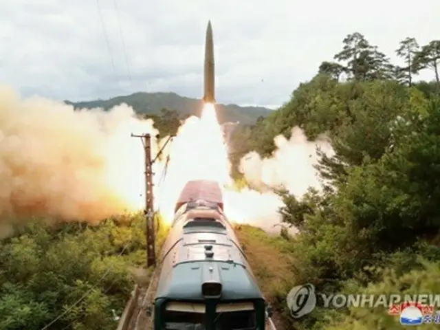 北朝鮮が15日に鉄道機動ミサイル連隊の検閲射撃訓練を実施した。朝鮮中央通信が16日に報じた。ロシア製短距離弾道ミサイル「イスカンデル」の北朝鮮版と推定される弾道ミサイルが列車から発射されている。北朝鮮はこのミサイルが朝鮮半島東側の東海に設定された800キロ先の標的に命中したと明らかにした＝（朝鮮中央通信＝聯合ニュース）≪転載・転用禁止≫