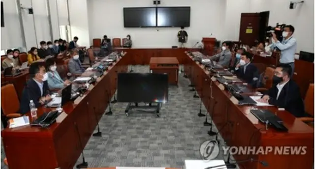 9日、国会で言論仲裁法の改正案を巡る協議を行う与野党の国会議員（国会写真記者団）＝（聯合ニュース）