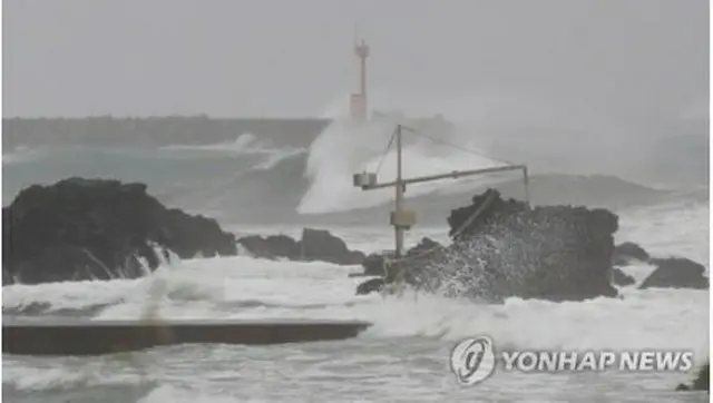 高波が押し寄せる済州島の沖合＝１７日、西帰浦（聯合ニュース）