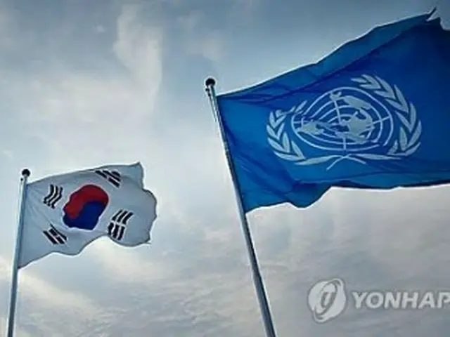 韓国の国旗（左）と国連旗（資料写真）＝（聯合ニュース）