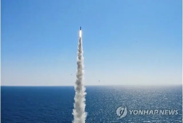 １５日の実験で潜水艦「島山安昌浩」から発射されたＳＬＢＭ（韓国国防部提供）＝（聯合ニュース）≪転載・転用禁止≫