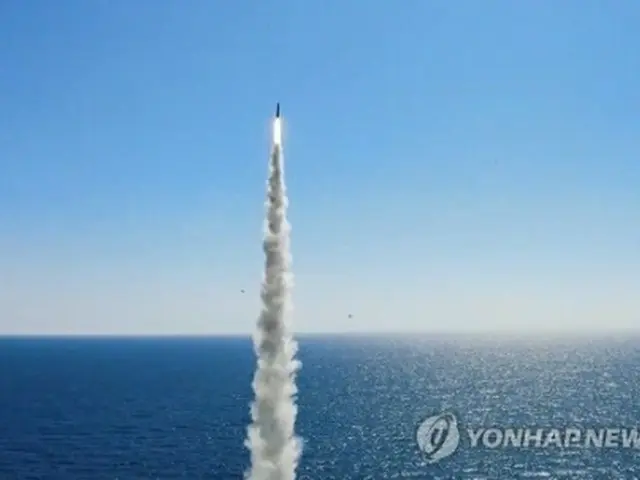 １５日の実験で潜水艦「島山安昌浩」から発射されたＳＬＢＭ（韓国国防部提供）＝（聯合ニュース）≪転載・転用禁止≫