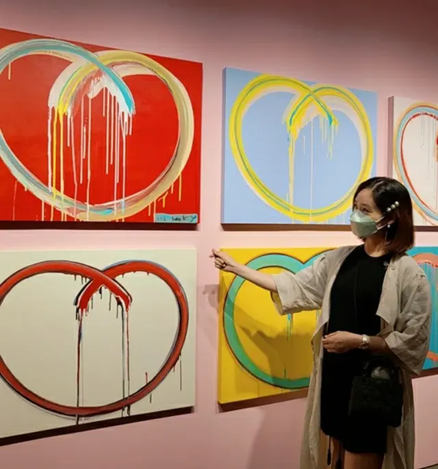 ソン・ユリ（Fin.K.L）、秋スタイルでゆったりと絵画鑑賞（画像提供:wowkorea）