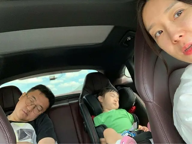 “第2子妊娠”の歌手イ・ジヘ、連休中に運転を担当？…熟睡中の夫と娘に「うらやましい」（画像提供:wowkorea）