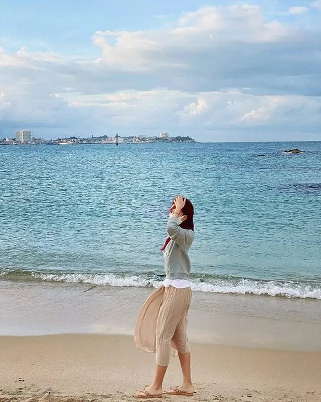 元アナウンサーのオ・ジョンヨン、海辺にぴったりな恰好？…景色に溶け込みすぎ（画像提供:wowkorea）