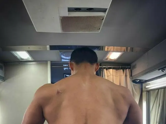 ドラマ「黒い太陽」出演の俳優ナムグン・ミン、たくましい逆三角形の後ろ姿を披露…役作りの域を超えた仕上がり（画像提供:wowkorea）