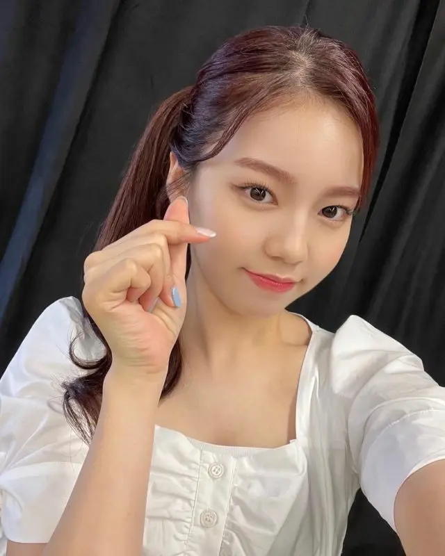 “プリンセスかと…＆大人っぽくなった!?　”「NiziU」AYAKA＆NINA、SUPERSONICのバックステージ秘蔵写真を公開（画像:「NiziU」公式インスタグラム）