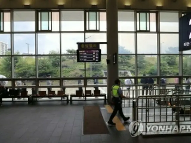 ソウルのターミナル駅、水西駅前に設置された新型コロナウイルスの臨時検査所で検査の順番を待つ人々が列を作っている＝２２日、ソウル（聯合ニュース）
