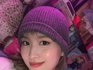“初英語シングル「The Feels」発売直前”「TWICE」のモモ、愛嬌（あいきょう）満点スマイルで人形のような愛らしさを発散