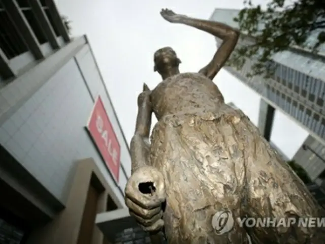 ソウルの竜山駅前の広場に設置されている労働者像。手に持っていたつるはしが29日、何者かによって折られた＝（聯合ニュース）