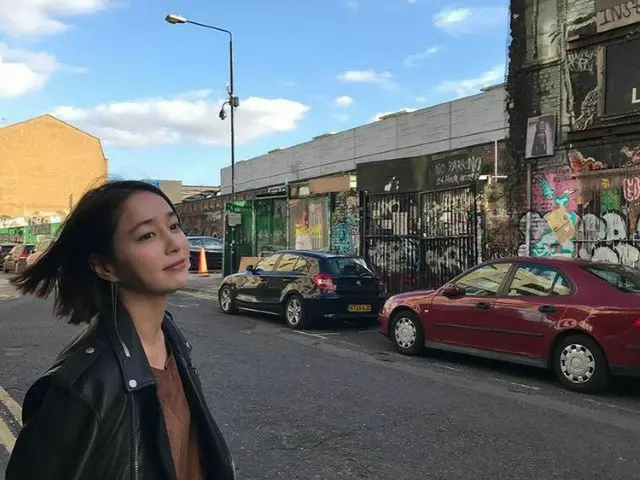 女優イ・ミンジョン、米LAで美貌がキャッチされる…夫で俳優のイ・ビョンホンの日程に同行。写真は9月13日のインスタグラム投稿。数年前に訪れたイギリス訪問の模様。（画像:イ・ミンジョンインスタグラム）
