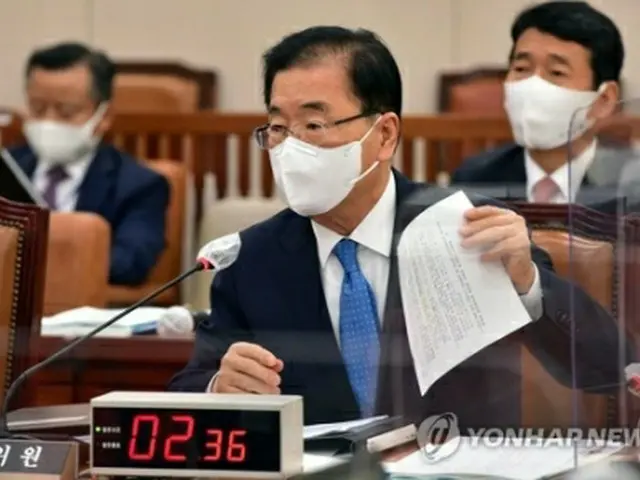 国政監査で答弁する鄭氏(国会写真記者団)=1日、ソウル(聯合ニュース)