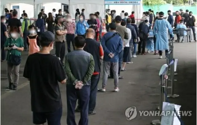 集団感染が起きたソウル・可楽洞農水産物総合卸売市場に設置されている新型コロナウイルスの臨時検査所＝２９日、ソウル（聯合ニュース）