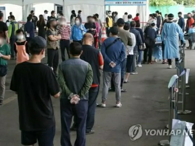 集団感染が起きたソウル・可楽洞農水産物総合卸売市場に設置されている新型コロナウイルスの臨時検査所＝２９日、ソウル（聯合ニュース）