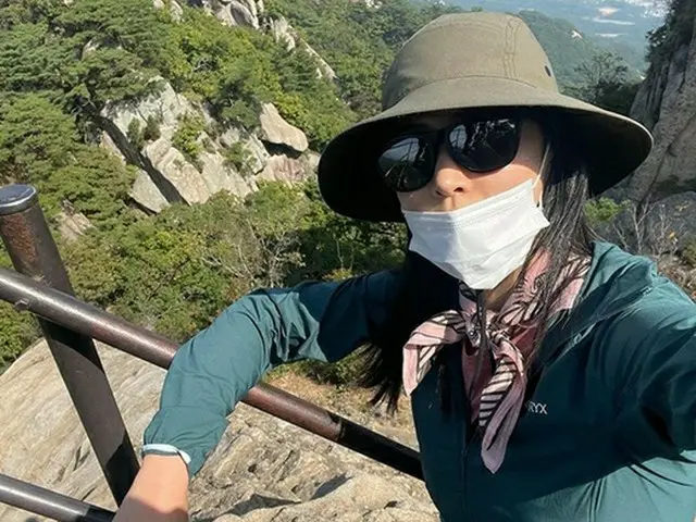 登山中に撮った自撮りを投稿したユリ（少女時代）。（画像提供:wowkorea）