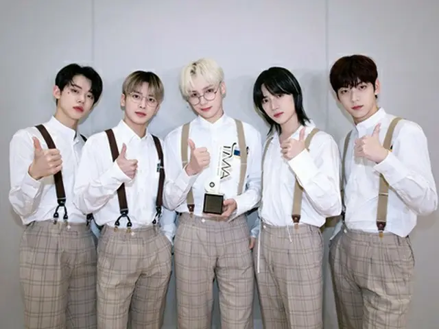 グループ「TOMORROW X TOGETHER（TXT）」が「THE FACT MUSIC AWARDS」で3年連続受賞した。（画像提供:wowkorea）