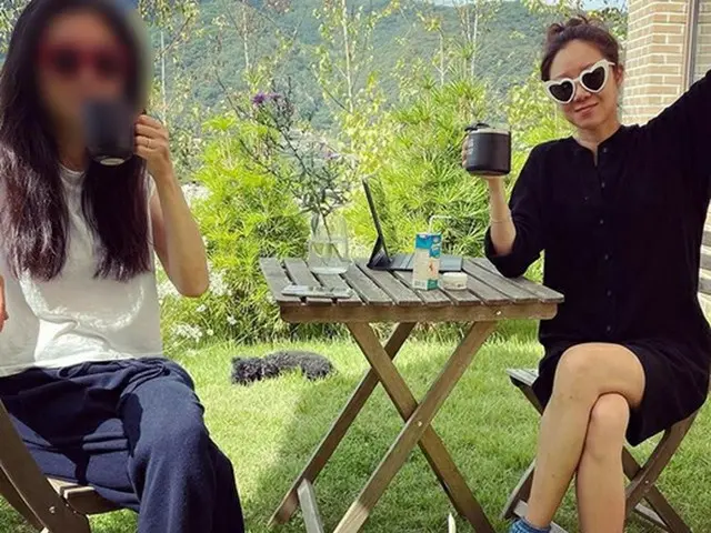 女優コン・ヒョジン、ハート型のサングラスでラブリーさ全開（画像提供:wowkorea）