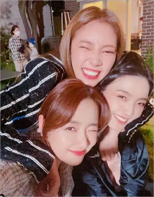 女優ソン・ダムビ、“愛する人たち”を抱きしめてにっこり（画像提供:wowkorea）