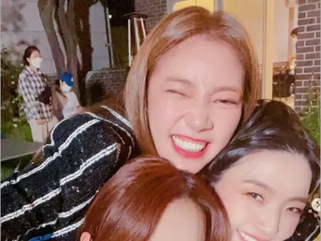 女優ソン・ダムビ、“愛する人たち”を抱きしめてにっこり（画像提供:wowkorea）
