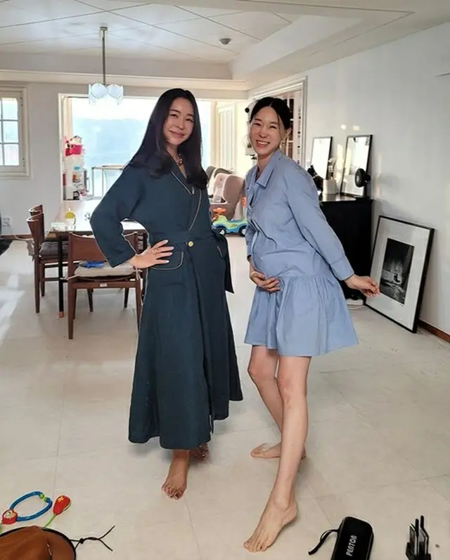 イ・ジヘ（元S＃arp）、歌手兼女優のイ・ヘヨンと仲良くポーズ…「我が家にもトップスターがいらっしゃいました」（画像提供:wowkorea）