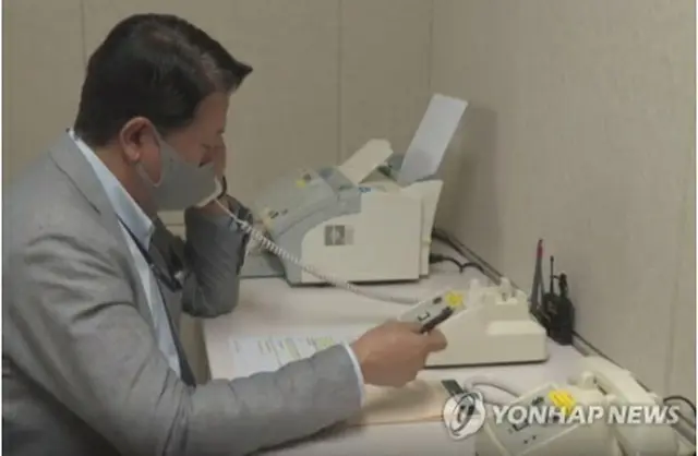 4日、南北共同連絡事務所のソウル事務所で北朝鮮に連絡を行う関係者（統一部提供）＝（聯合ニュースTV）≪転載・転用禁止≫