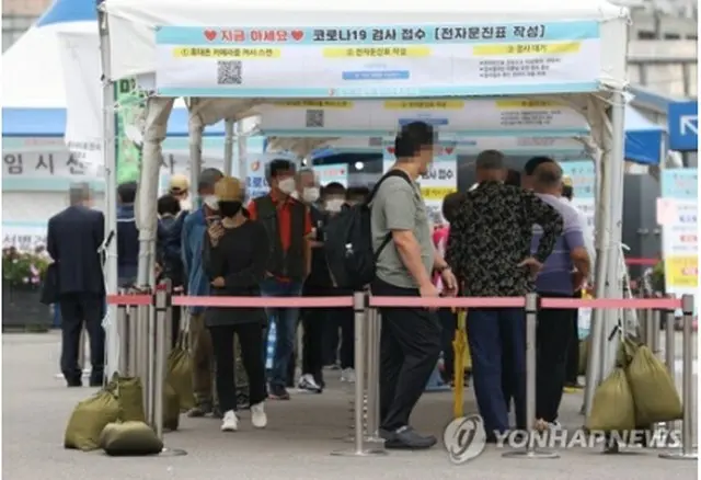 ソウル駅前に設置された新型コロナウイルスの臨時検査所で順番を待つ人々＝5日、ソウル（聯合ニュース）