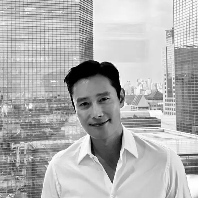 イ・ビョンホン、トップ俳優のオーラたっぷり、誰が撮影を？（画像提供:wowkorea）
