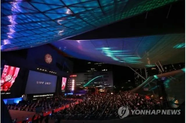 開会式が行われた「映画の殿堂」の野外劇場＝６日、釜山（聯合ニュース）