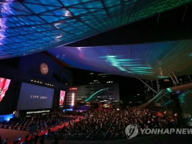 開会式が行われた「映画の殿堂」の野外劇場＝６日、釜山（聯合ニュース）
